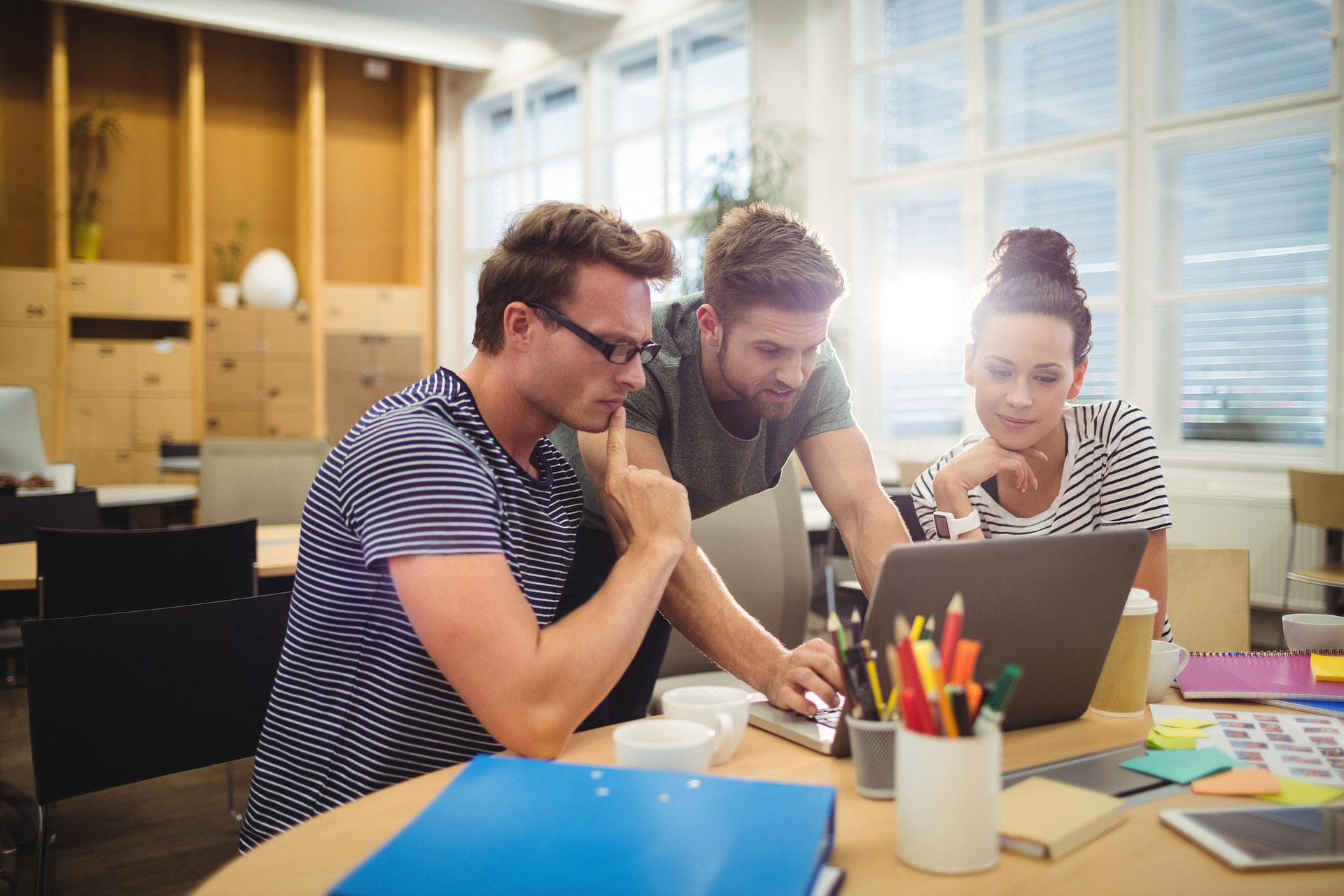 people-looking-in-laptop-5069842_1920